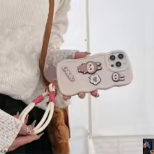 Coque Labubu en tissu avec dragonne pour iPhone
